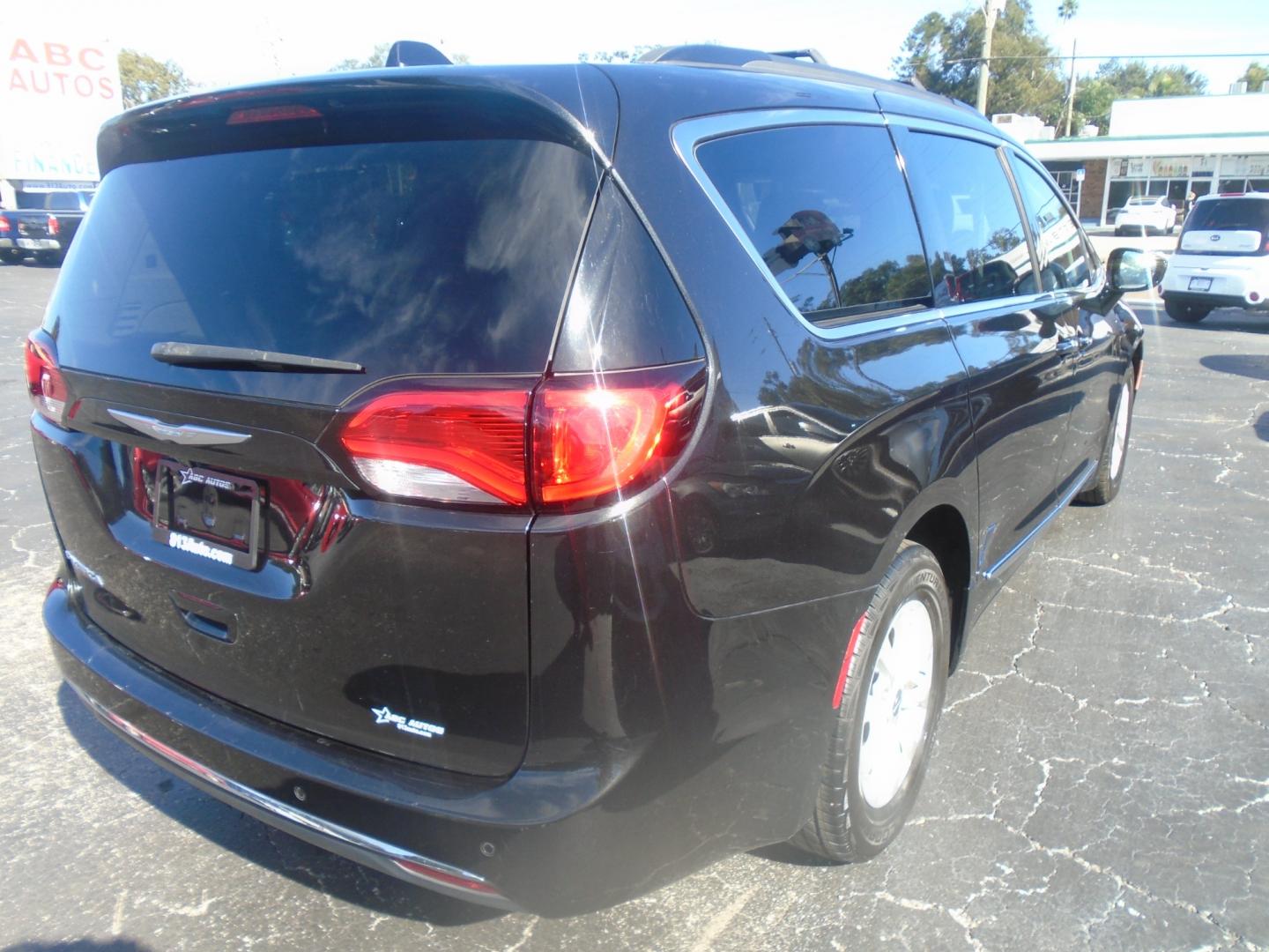 2017 Chrysler Pacifica Touring (2C4RC1BG5HR) with an 3.6L V6 DOHC 24V engine, 6A transmission, located at 6112 N Florida Avenue, Tampa, FL, 33604, (888) 521-5131, 27.954929, -82.459534 - Photo#3